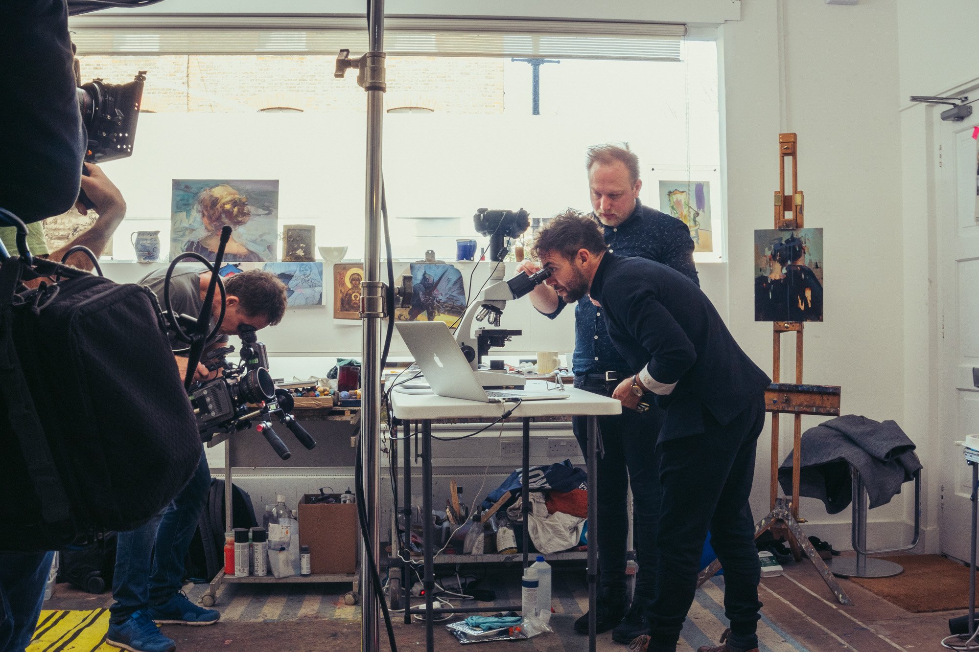 Maurice Mikkers during the Sky Arts documentary Painting the Invisible with Christian Hook.